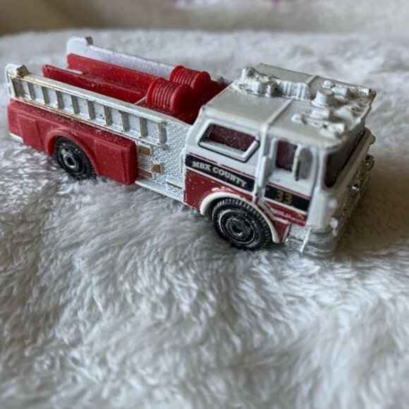 2014 Matchbox 1975 Mack CF Pumper Diecast Fire Truck MB864 - Picture 2 of 7